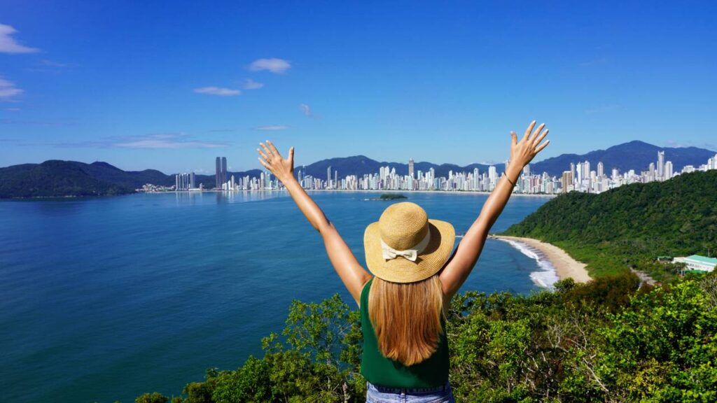 A Dubai Brasileira se destaca com arranha-céus e praias com qualidade de vida comparável a Europa