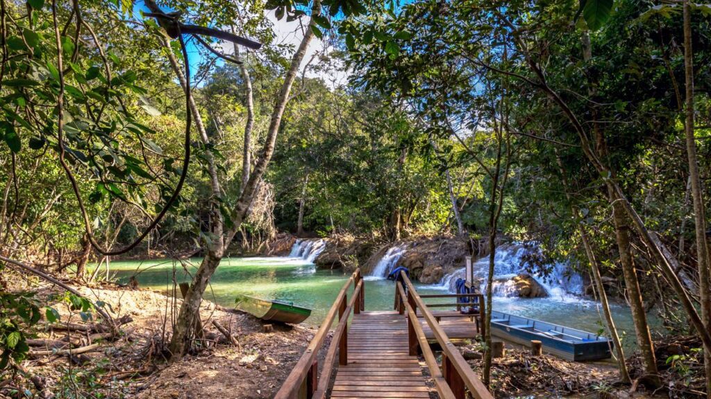 Esse paraíso brasileiro fora do comum conquistou turistas internacionais por um lago azul surpreendente que deixa qualquer um sem fôlego