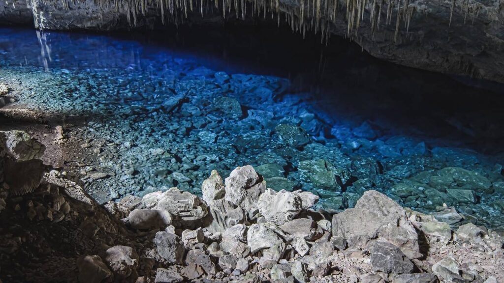 Esse paraíso brasileiro fora do comum conquistou turistas internacionais por um lago azul surpreendente que deixa qualquer um sem fôlego