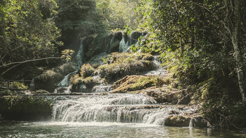 Esse paraíso brasileiro fora do comum conquistou turistas internacionais por um lago azul surpreendente que deixa qualquer um sem fôlego