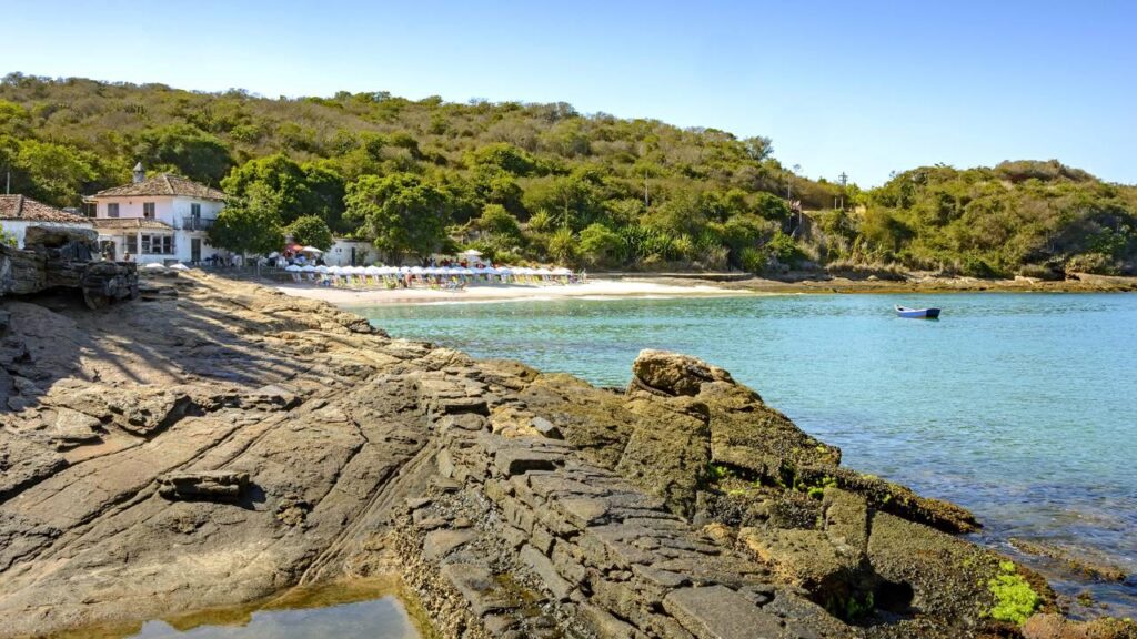 A vila tranquila no Rio de Janeiro que surpreende com águas cristalinas e atrai turistas do mundo todo