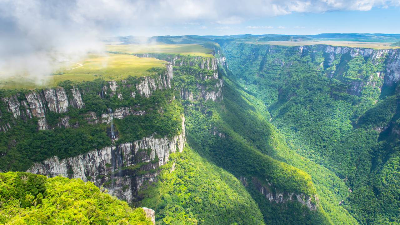 Com abismos de 900 metros, a "Terra dos Cânions" foi esculpida há milhões de anos na América do Sul