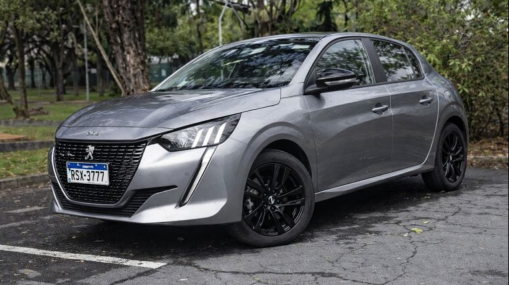 O Peugeot 208 renovado traz um volante de formato inusitado e direção com tecnologia de aviões