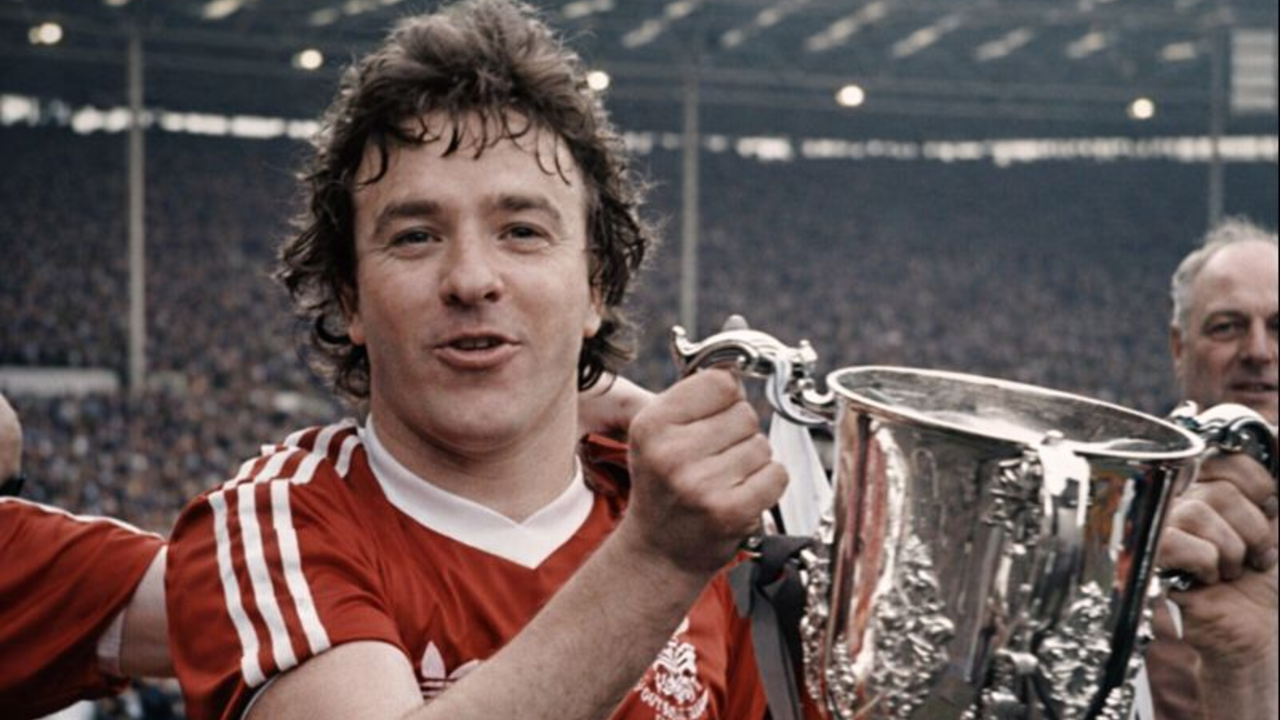 Ídolo e bicampeão europeu por gigante inglês, Lenda do futebol morre aos 72 anos