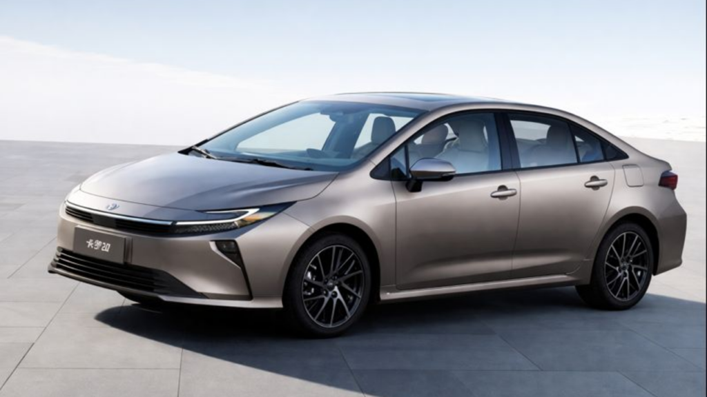 Toyota Corolla 2026 cresce, muda por dentro e por fora e aposta em híbrido
