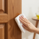 Como limpar portas de madeira para restaurar o seu brilho usando truque caseiro com vinagre e azeite