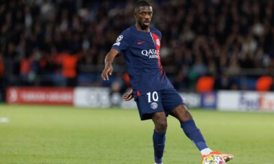 O desempenho recente de Ousmane Dembélé no Paris Saint-Germain tem chamado atenção de analistas e torcedores. Depois de um ano de forte protagonismo na Europa, o atacante francês passou a conviver com problemas físicos, oscilações em campo e queda de minutagem, especialmente após a conquista da Bola de Ouro, o prêmio máximo individual do futebol mundial. O que é a “maldição da Bola de Ouro” no futebol A chamada “maldição da Bola de Ouro” é uma crença popular segundo a qual jogadores que conquistam o prêmio de melhor do mundo enfrentam, na sequência, queda de desempenho, lesões recorrentes ou períodos abaixo das expectativas. Não se trata de um conceito científico, mas de uma narrativa usada para tentar explicar fases ruins após uma temporada de destaque. No futebol de alto rendimento, o acúmulo de jogos, a pressão psicológica e a marcação mais forte dos adversários aumentam o risco de desgaste físico e mental. Especialistas em psicologia esportiva falam no “efeito pós-conquista”, em que a dificuldade de encontrar um novo objetivo tão grandioso impacta foco, motivação e a forma como qualquer pequena queda de rendimento passa a ser percebida pelo público. No Instagram, no perfil o.dembele7, é apresentado um post com uma mensagem emotiva de alegria, orgulho e realização, celebrando a concretização de um sonho e agradecendo a todos que o apoiaram ao longo da trajetória, com menção ao Ballon d’Or. Ver essa foto no Instagram Um post compartilhado por Ousmane Dembélé (@o.dembele7) Dembélé e a maldição da Bola de Ouro entre realidade e coincidência A situação atual de Ousmane Dembélé no PSG muitas vezes é associada à tal “maldição da Bola de Ouro”. Desde a lesão na coxa sofrida em setembro, ele alterna momentos de brilho com atuações apagadas, em um retorno gradual em que a sequência de partidas não veio com a intensidade esperada. Além das lesões musculares, de uma virose gripal e da perda momentânea de ritmo de jogo, o contexto tático do Paris Saint-Germain também pesa. Mudanças de esquema, variações na forma de atacar e a concorrência ofensiva reduzem tempo em campo, enquanto o alto nível de exigência em clubes de ponta torna a tolerância a fases ruins bem menor. Como os dados de desempenho ajudam a entender a fase de Dembélé Do ponto de vista esportivo, o quadro pode ser explicado pela soma de carga física acumulada, adaptações às exigências do treinador e necessidade de recuperar confiança após lesões. Pequenas questões clínicas, como o vírus que o afastou de alguns confrontos, completam esse cenário de instabilidade. Nesse contexto, métricas avançadas, como expected goals (xG), dribles bem-sucedidos por 90 minutos e ações de criação de jogadas, ajudam a separar narrativa de evidência objetiva. A análise desses indicadores mostra se houve de fato queda brusca de rendimento ou apenas uma oscilação normal dentro de um calendário congestionado. Quais outros jogadores são citados na suposta maldição da Bola de Ouro Além de Dembélé, outros nomes são lembrados quando o assunto é queda de rendimento após grandes prêmios individuais. Em alguns casos, o atleta nem precisa ter levado exatamente a Bola de Ouro, bastando ter sido eleito melhor do mundo em outra premiação relevante ou ter alcançado status de protagonista global. Alguns exemplos frequentemente citados quando se discute essa narrativa são: Vinícius Jr.: depois de vencer o prêmio Fifa The Best, viveu uma das temporadas mais irregulares desde que chegou ao topo, com críticas da imprensa, questionamentos sobre comportamento em campo e relação complexa com o treinador do clube espanhol. Rodri: o meio-campista espanhol, penúltimo vencedor da Bola de Ouro, sofreu lesão séria após o auge com o Manchester City e, embora tenha voltado a atuar, muitos apontam que ainda não recuperou totalmente o ritmo e a intensidade defensiva anteriores. Karim Benzema: eleito melhor do mundo em 2022, transferiu-se para o futebol árabe em 2023 e não repetiu o impacto esportivo que tinha no Real Madrid, em parte pela mudança de país, pelo nível competitivo diferente e pelo processo de adaptação ao novo ambiente. No Instagram, no perfil psg, é apresentado um post com a legenda “The Best”, acompanhado de reações nos comentários, incluindo debates e opiniões do público sobre o desempenho e o reconhecimento do jogador em destaque no cenário do futebol mundial. Ver essa foto no Instagram Um post compartilhado por Paris Saint-Germain (@psg) Como essa narrativa influencia a carreira de Dembélé no PSG No caso de Ousmane Dembélé, a discussão sobre a “maldição” interfere diretamente na percepção pública de seu trabalho no Paris Saint-Germain. A cada partida em que o atacante não decide, surgem dúvidas sobre sua condição física e mental, enquanto boas atuações enfraquecem temporariamente o rótulo, que volta à tona em novas ausências por lesão. Para o clube e para o atleta, porém, o foco recai em indicadores concretos: minutos em campo, participação em gols, condicionamento físico, cumprimento de orientações táticas e contribuição para os objetivos coletivos. Se conseguir emendar uma temporada com boa disponibilidade física, presença constante em gols e destaque em fases decisivas da Champions, a tendência é que a narrativa da “maldição da Bola de Ouro” perca força e dê lugar a uma avaliação mais equilibrada de sua trajetória.