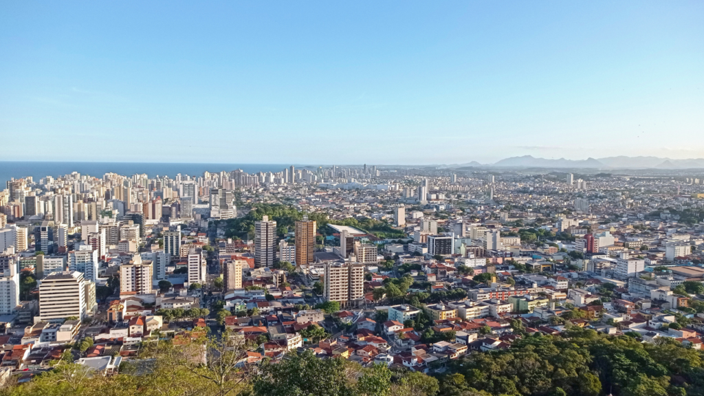 Essa cidade brasileira fundada em 1535 é famosa por ser uma das mais antigas e oferecer qualidade de vida confortável com vistas incríveis para o mar