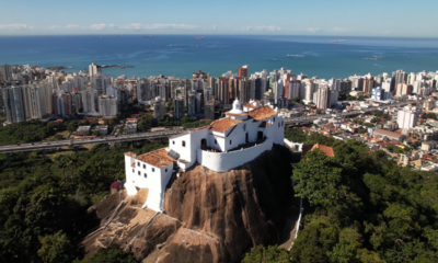 Essa cidade brasileira fundada em 1535 é famosa por ser uma das mais antigas e oferecer qualidade de vida confortável com vistas incríveis para o mar
