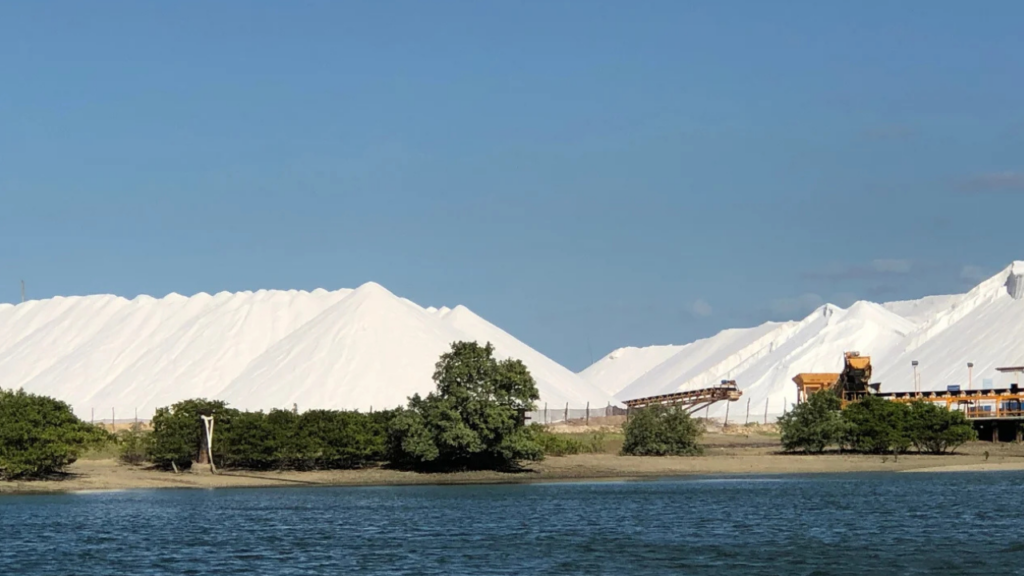 Esse lugar faz você se sentir em uma “Europa Tropical” com dunas de salinas realmente brancas em meio a um paraíso tropical no Brasil