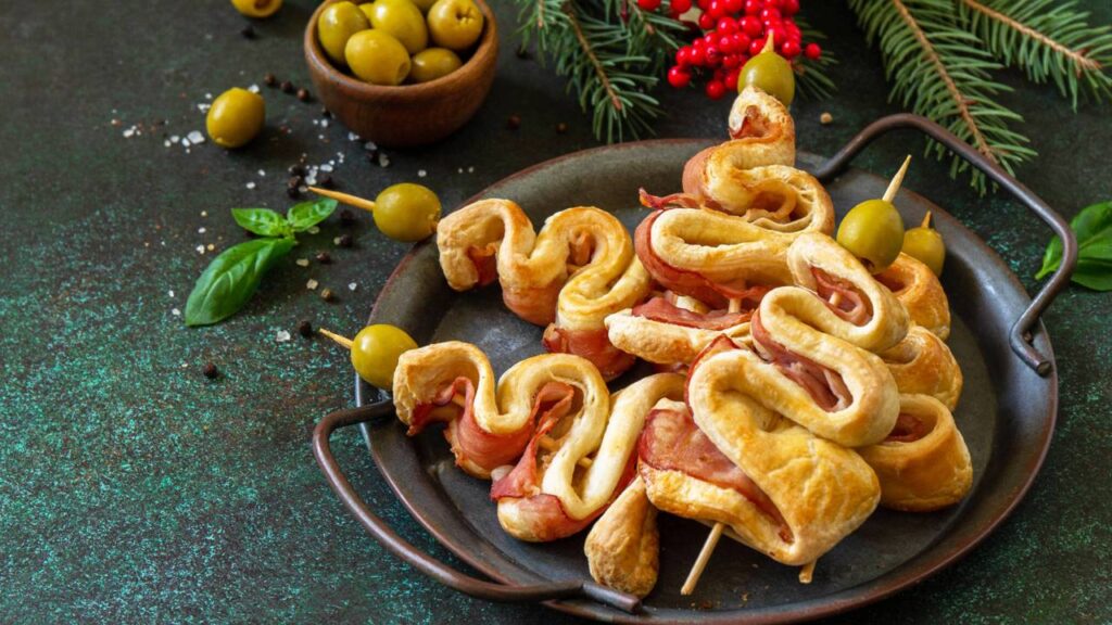 Essa entradinha de Natal com 3 queijos e massa de pastel crocante surpreende fácil