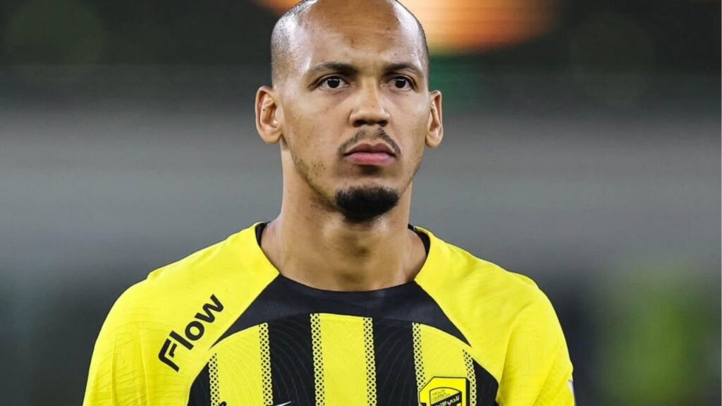 Três gigantes do futebol brasileiro disputam Fabinho e acirram concorrência no mercado