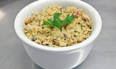 Farofa de queijo coalho com bacon e mel que transforma qualquer bife em algo especial