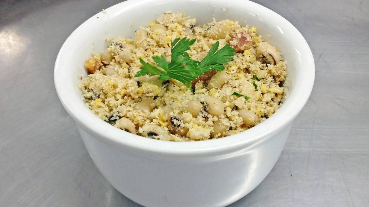 Farofa de queijo coalho com bacon e mel que transforma qualquer bife em algo especial