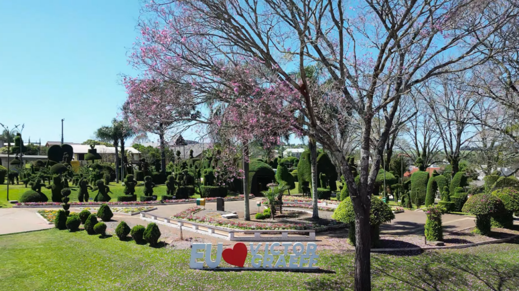 Uma cidade no RS ganhou fama graças a um jardineiro de 89 anos que esculpiu uma praça inteira