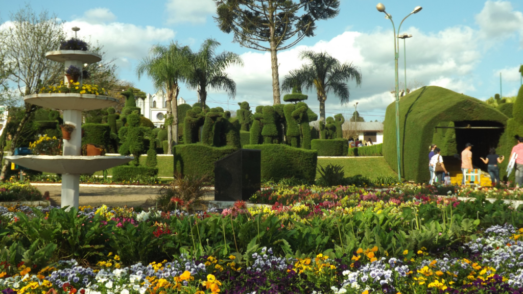 Uma cidade no RS ganhou fama graças a um jardineiro de 89 anos que esculpiu uma praça inteira