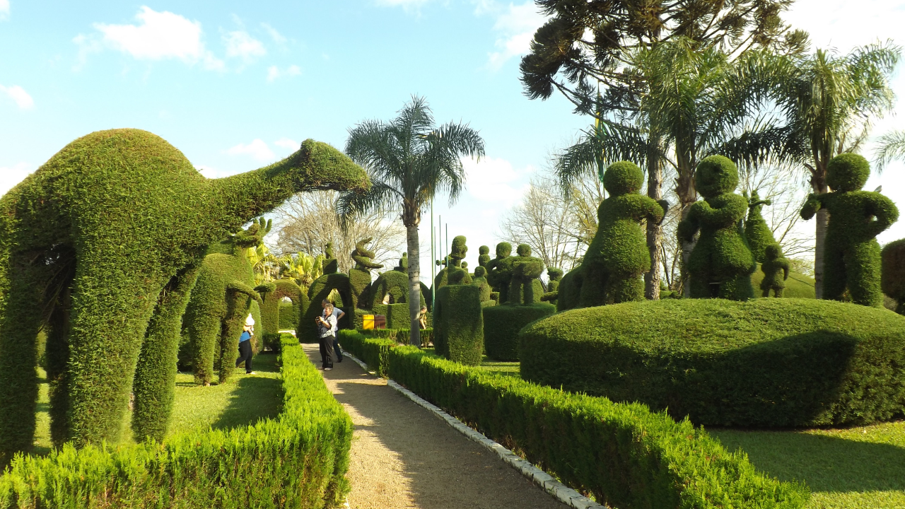 Uma cidade no RS ganhou fama graças a um jardineiro de 89 anos que esculpiu uma praça inteira