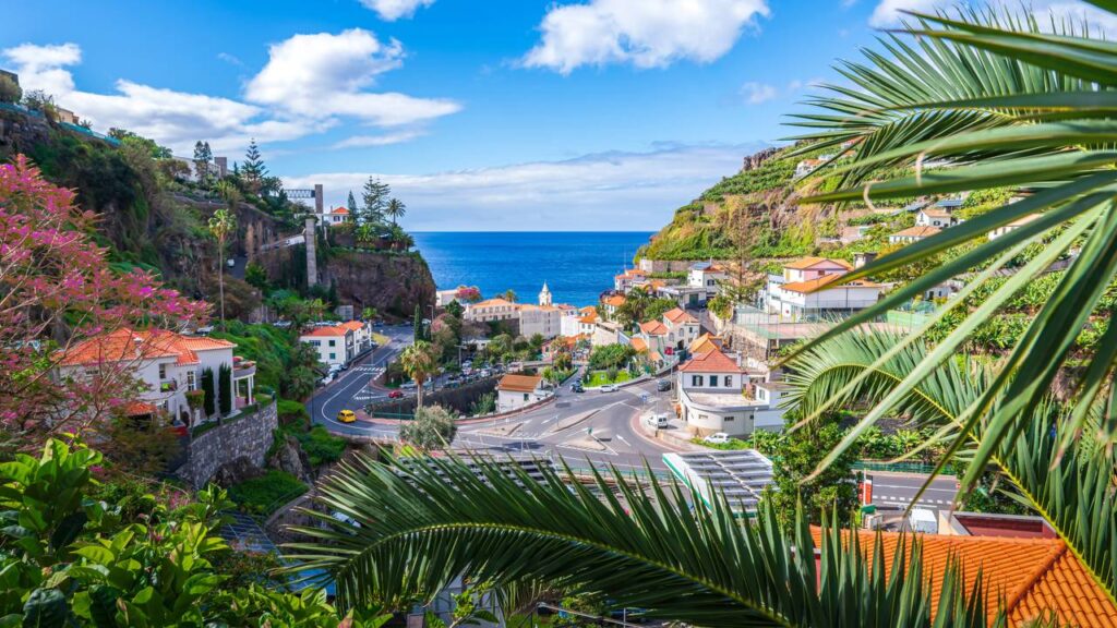 Um jardim flutuante na Europa está chamando a atenção com uma beleza que lembra uma cidade antiga perdida