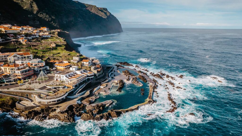 Um jardim flutuante na Europa está chamando a atenção com uma beleza que lembra uma cidade antiga perdida