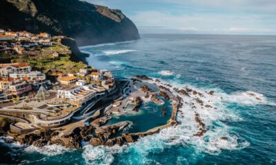 Ilha vulcânica paradisíaca chama atenção pela paisagem que lembra um jardim eterno