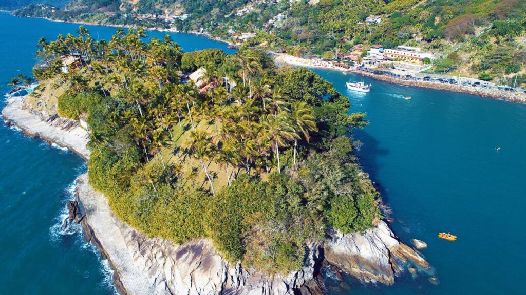 A ilha paulista onde a Mata Atlântica abraça praias de alguns dos cenários mais impressionantes do país