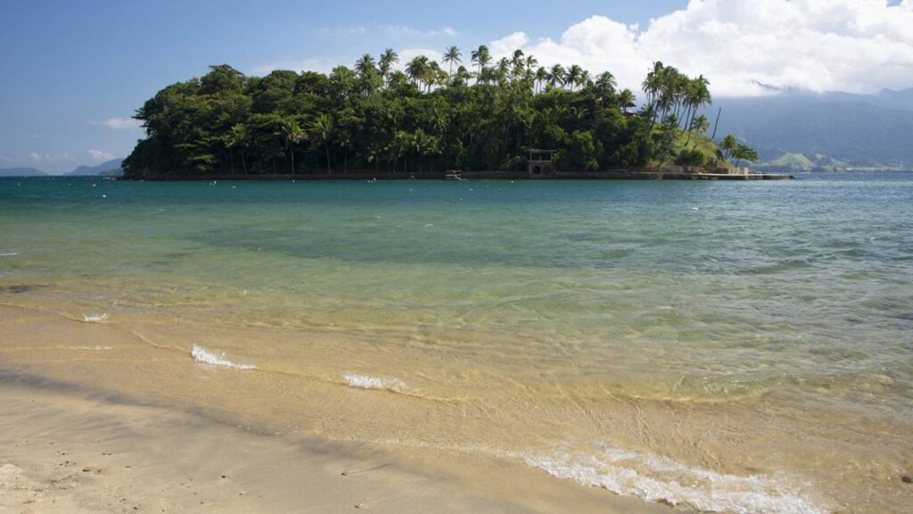 A ilha brasileira que abriga uma das praias mais luxuosas de São Paulo em meio a uma natureza irresistível
