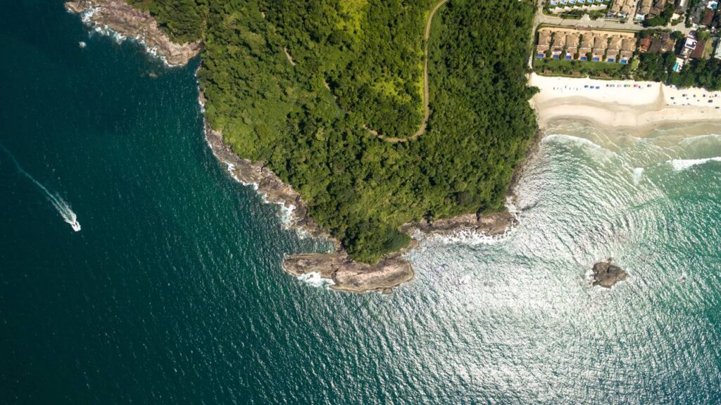A ilha brasileira que abriga uma das praias mais luxuosas de São Paulo em meio a uma natureza irresistível