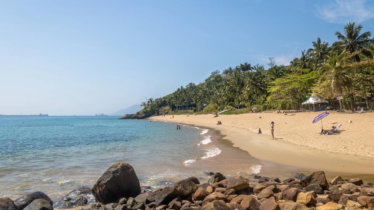 A ilha brasileira que abriga uma das praias mais luxuosas de São Paulo em meio a uma natureza irresistível