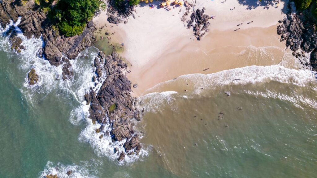 Um dos refúgios mais completos do litoral brasileiro combina praias paradisíacas e vida confortável