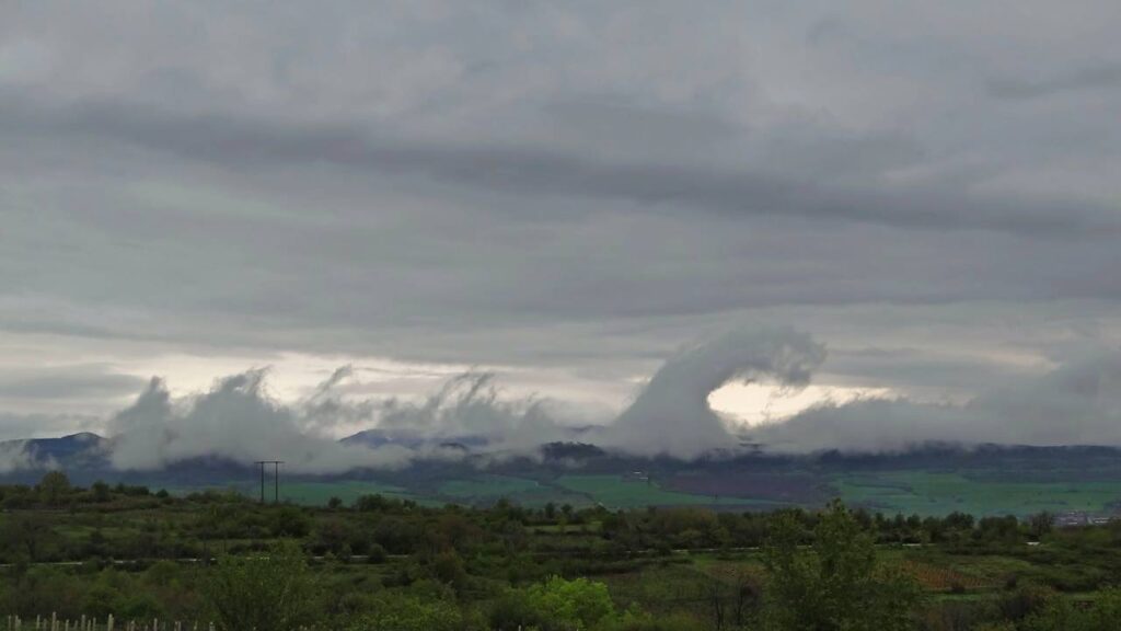 Essas nuvens parecem ondas no céu e surgem por um fenômeno raro e curioso