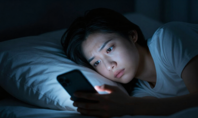 O que o hábito de checar o celular antes de dormir revela sobre você, segundo a psicologia