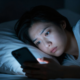 O que o hábito de checar o celular antes de dormir revela sobre você, segundo a psicologia