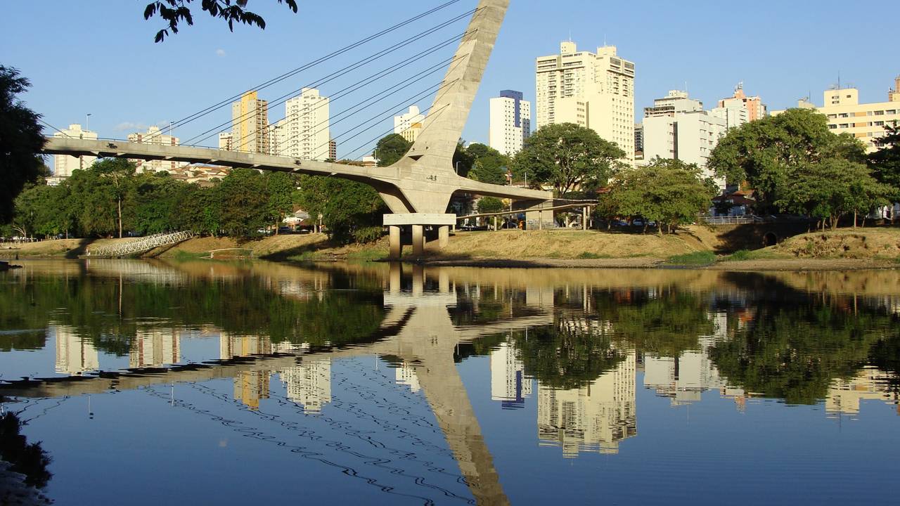 Fundada em 1767, o “lugar onde o peixe para” conquista a atenção de quem ama um belo pôr do sol no interior paulista