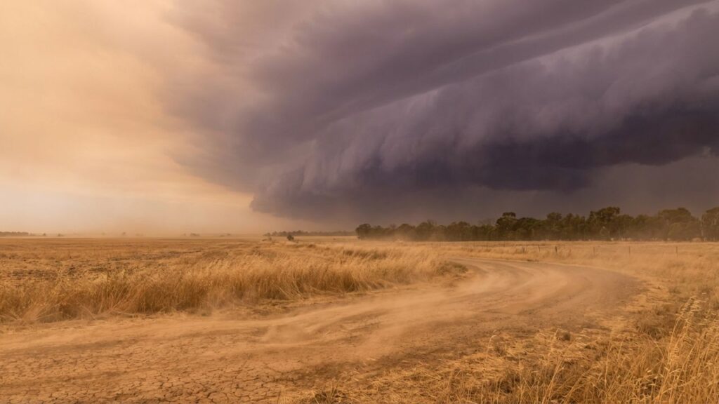 Por que o calor parece mais intenso logo antes da chuva e deixa o ar pesado mesmo com o céu escuro