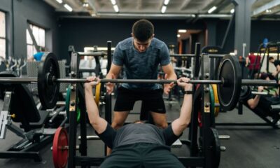 Pegada suicida: entenda os riscos do treino de supino inadequado