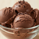Receita de sorvete de chocolate caseiro usando apenas 4 ingredientes