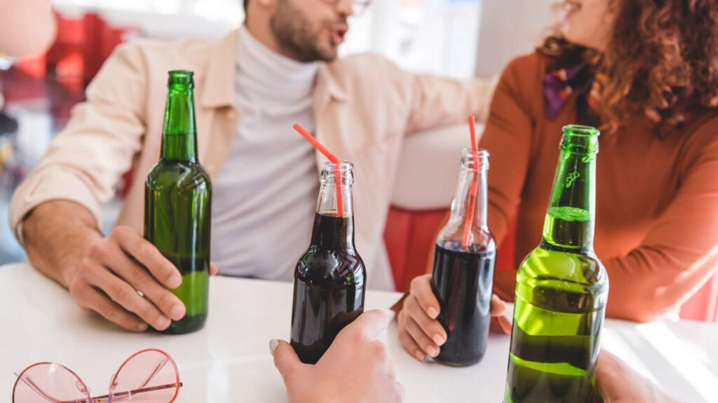 Refrigerante ou cerveja? Qual faz mais mal quando analisamos consumo frequente e efeitos no corpo
