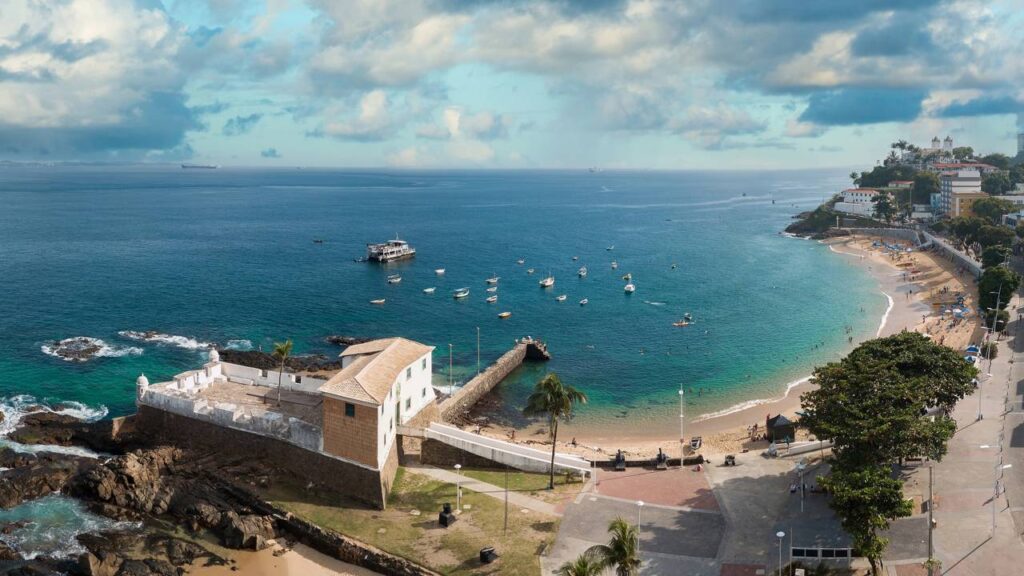 O lugar no Nordeste perfeito para curtir águas cristalinas sem abrir mão do conforto de uma cidade