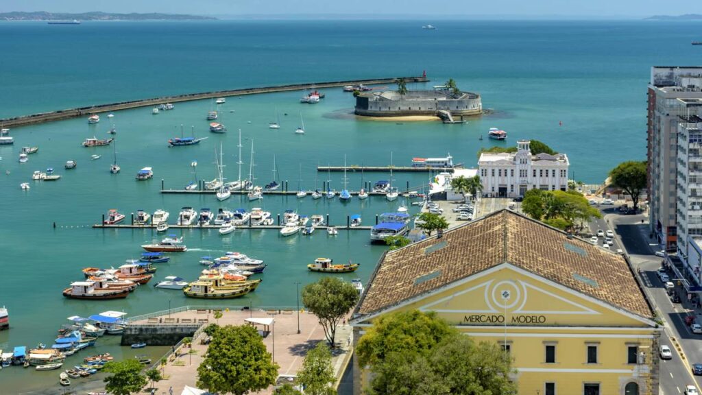 O lugar no Nordeste perfeito para curtir águas cristalinas sem abrir mão do conforto de uma cidade