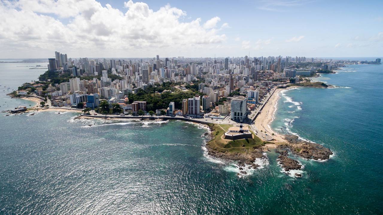 O lugar no Nordeste perfeito para curtir águas cristalinas sem abrir mão do conforto de uma cidade
