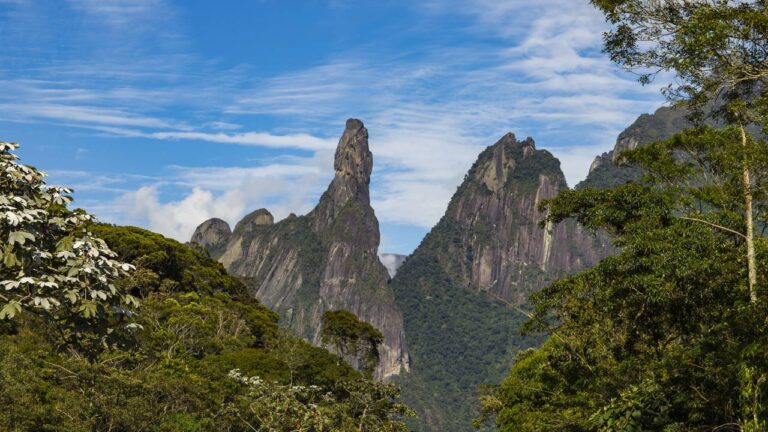 A cidade alpina a 1.692 metros com clima frio de montanha que lembra a ...