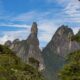Famosa pelo pico Dedo de Deus, esta cidade a 1.692m encanta turistas com clima frio e charme europeu