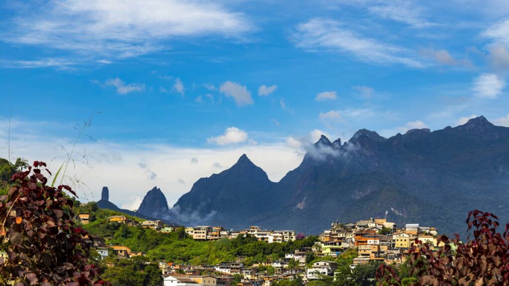 A cidade alpina a 1.692 metros com clima frio de montanha que lembra a Europa e parece ter um "Dedo" de pedra apontando para o céu