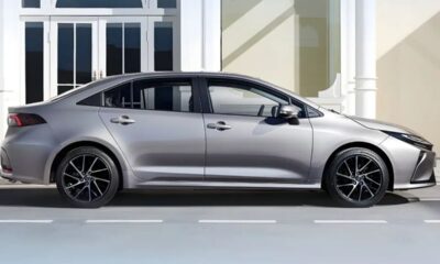 Toyota Corolla 2026 cresce, muda por dentro e por fora e aposta em híbrido