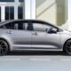 Toyota Corolla 2026 cresce, muda por dentro e por fora e aposta em híbrido