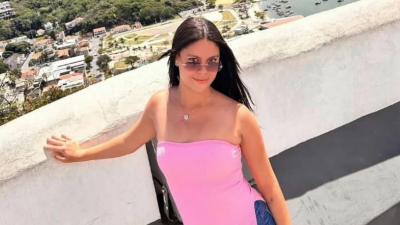 Jovem é assassinada com mais de 50 facadas no portão da casa