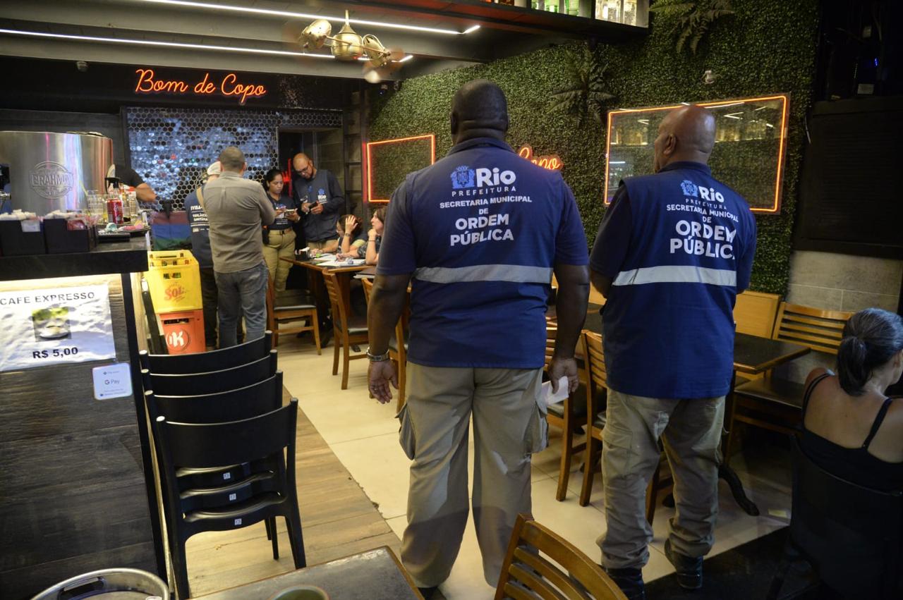 Três estabelecimentos são interditados pela SEOP em Botafogo com baratas e fezes de roedores nas cozinhas