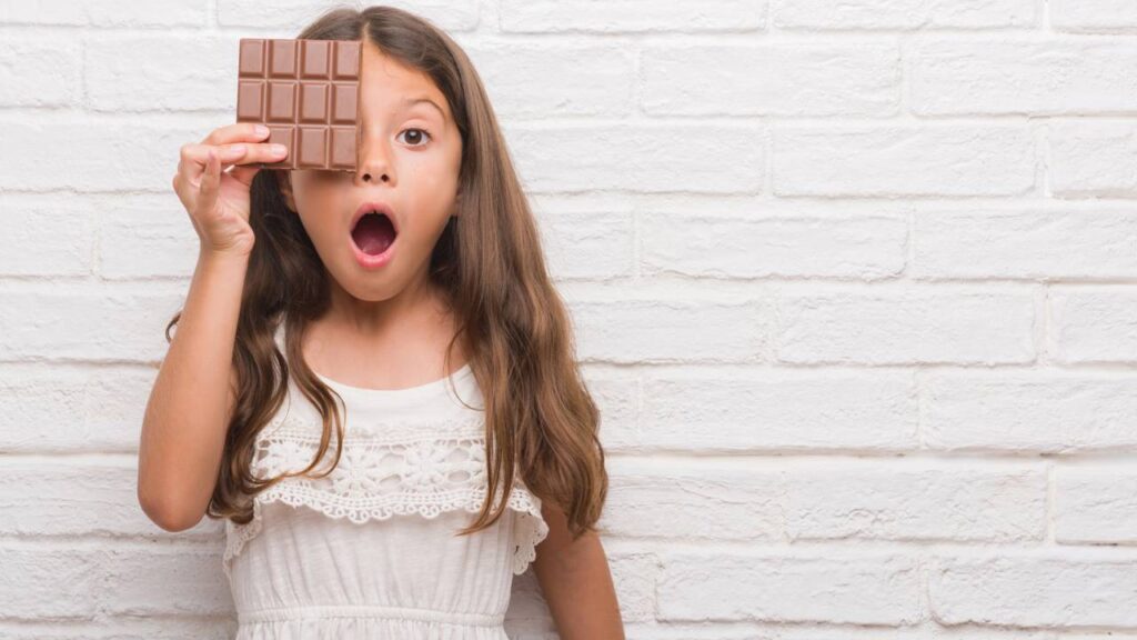 Por que o chocolate muda de cor depois que sai da embalagem