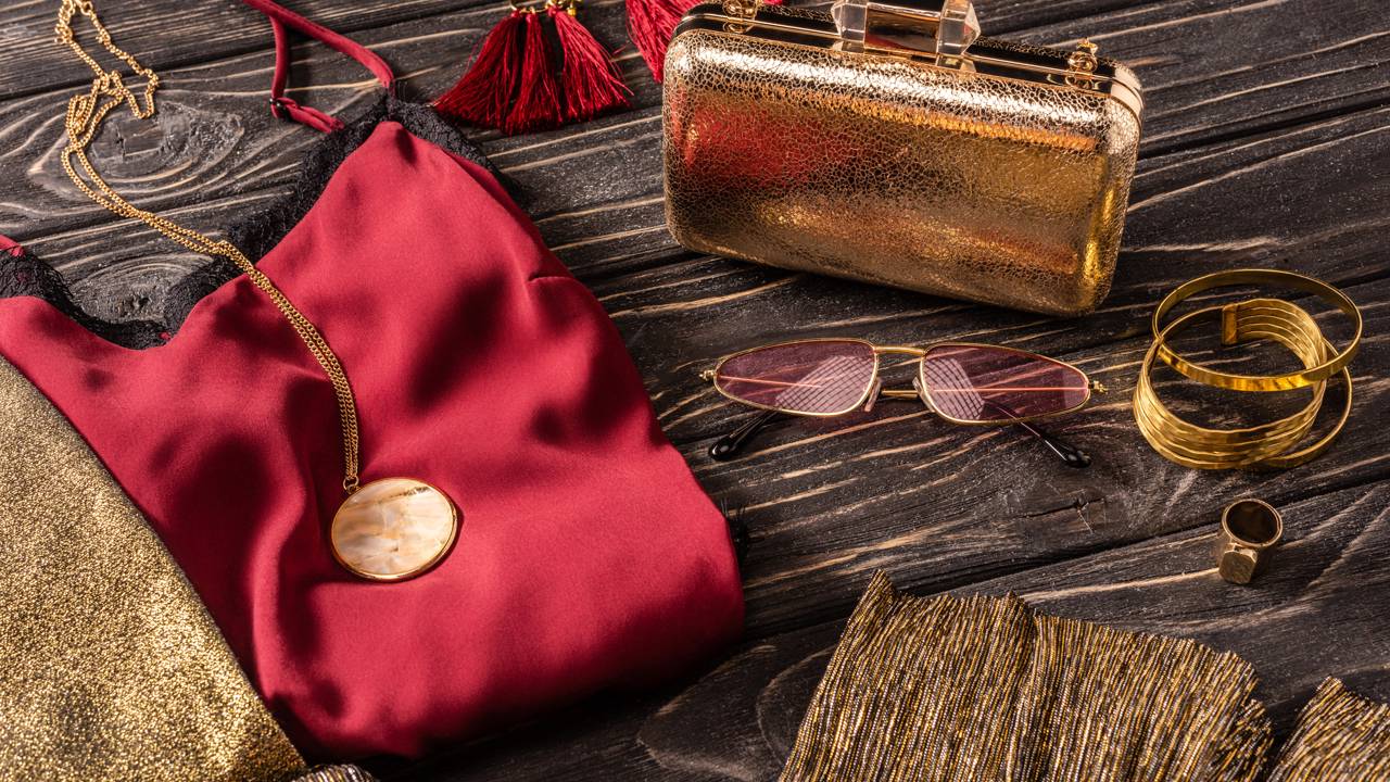 Acessórios femininos indispensáveis mostram 13 peças que fazem toda diferença no visual de uma mulher bem vestida