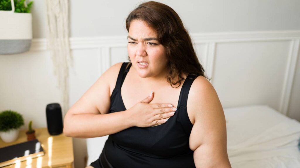 Coração acelerado ao acordar? 3 causas que explicam o problema